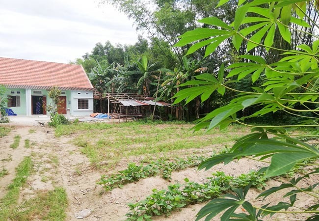 Nhà tại Quảng Nam của gia đình Nhã Phương rât đơn giản, nổi bật là khoảng sân rộng lớn
