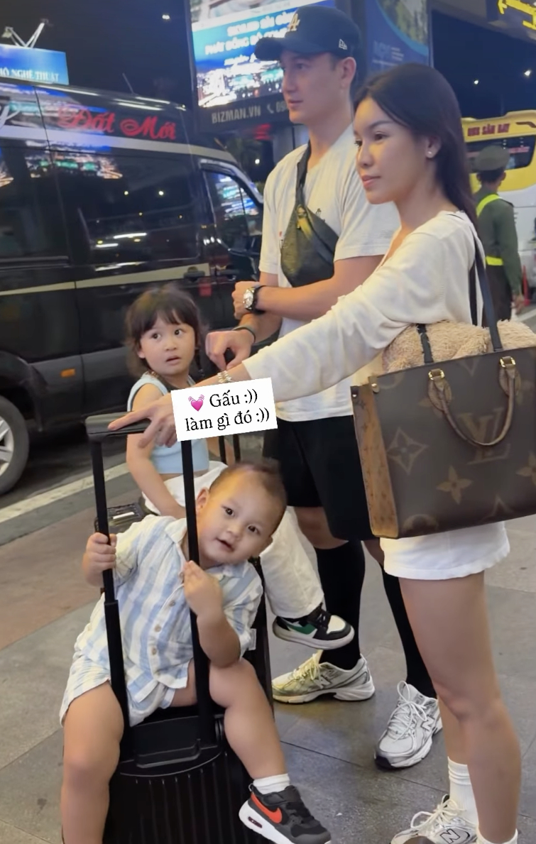 Văn Lâm đưa vợ con đi du lịch (Ảnh: FBNV)