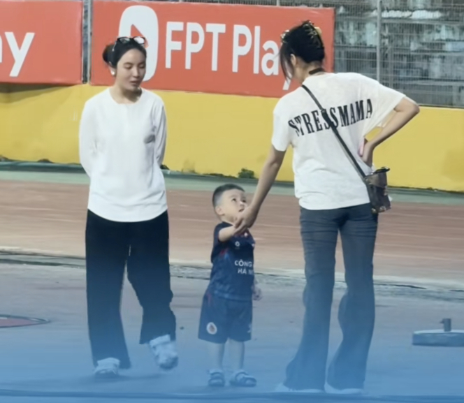 Chu Thanh Huyền dạy con lễ phép chào Doãn Hải My (Ảnh: Bongdadoisong)