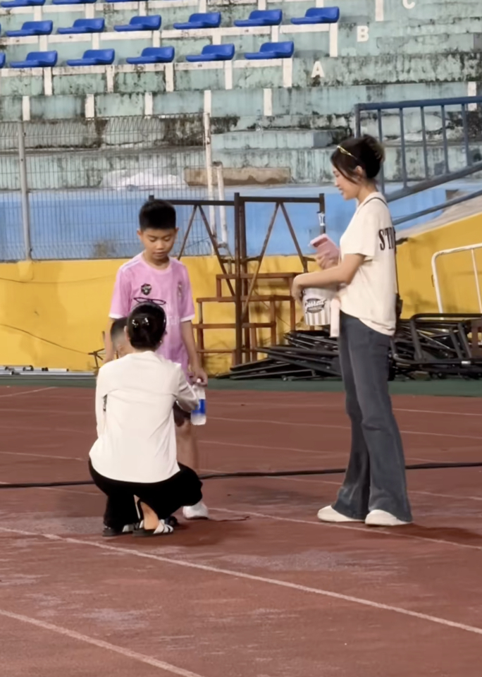 Thanh Huyền dạy con lễ phép cảm ơn Doãn Hải My (Ảnh: Bongdadoisong)