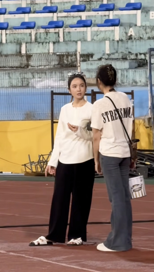 Thanh Huyền và Hải My đứng nói chuyện trên sân Hàng Đẫy (Ảnh: Bongdadoisong)