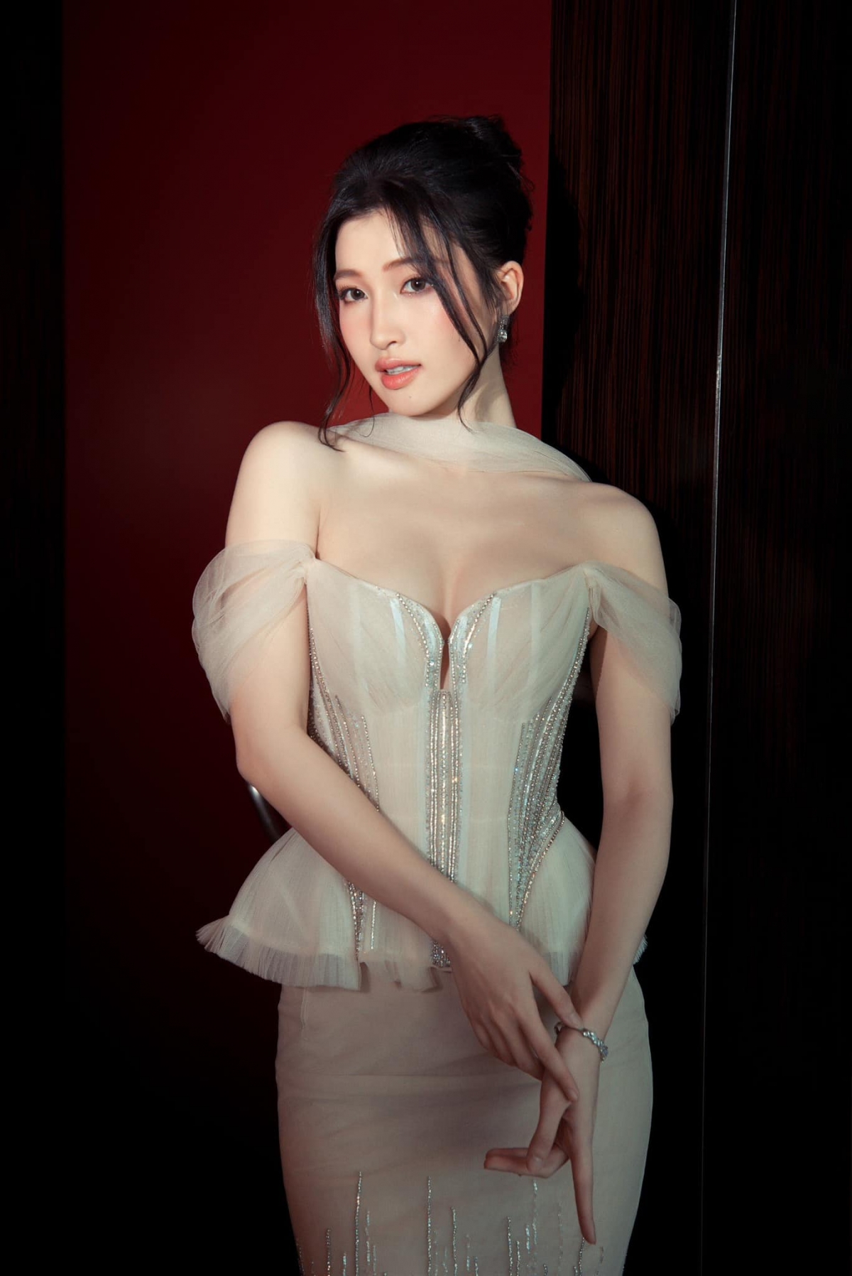 Thời điểm mới vào showbiz, Phương Nhi nhận được sự yêu thương và quan tâm đặc biệt của công chúng vì visual xinh xắn, học vấn tốt
