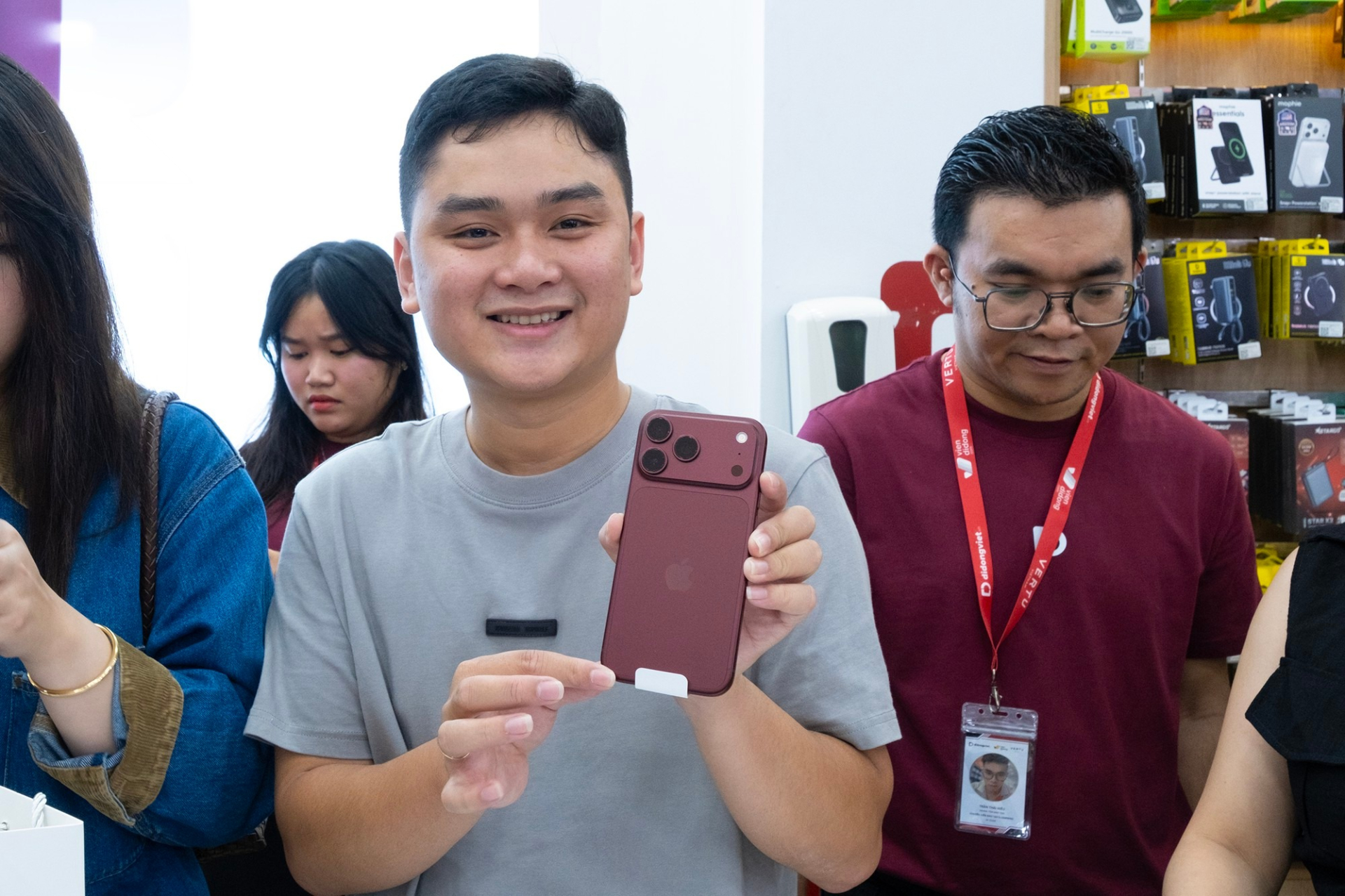 Việt Nam tiếp tục nằm trong nhóm thị trường được Apple mở bán iPhone mới trong đợt đầu. (Ảnh: Huỳnh Duy)
