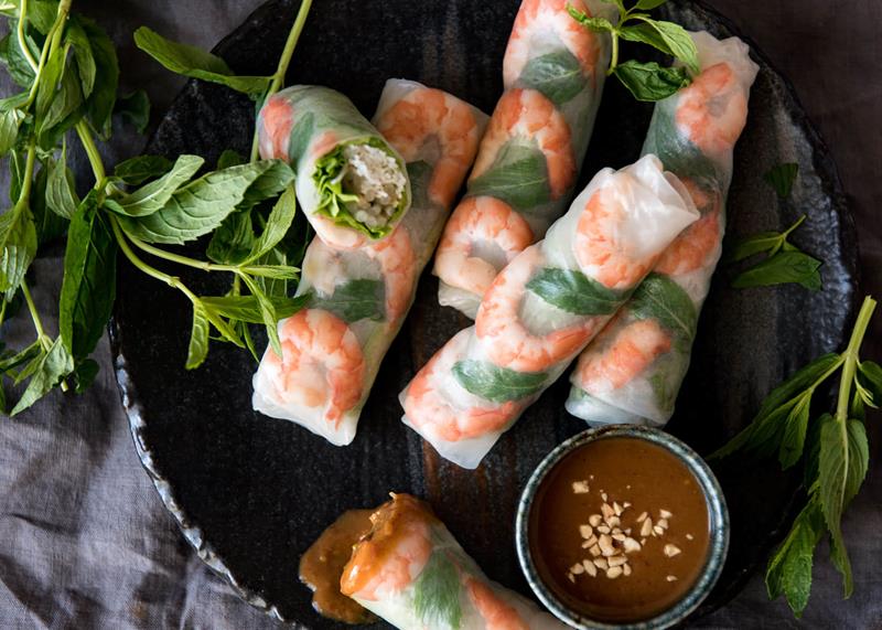 Khách Tây nếm thử món thịt bốc khói tại TP.HCM, ngỡ ngàng vì chén nước chấm đậm màu được pha chế lạ
