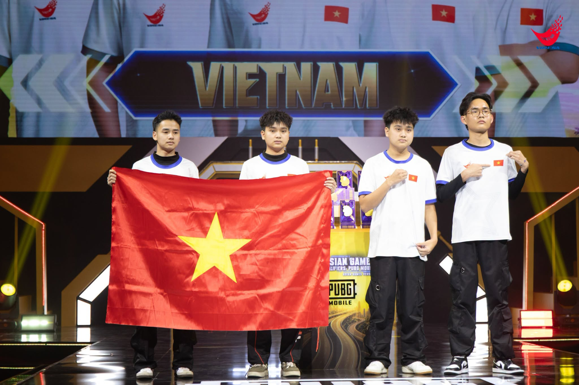 ĐTQG PUBG Mobile Việt Nam đã có ngày thi đấu đầu tiên ấn tượng với 2 top 1 liên tiếp