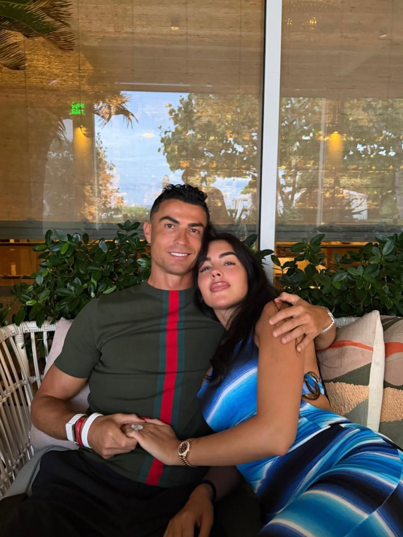 Ronaldo và vợ cưới nhau sau 10 năm