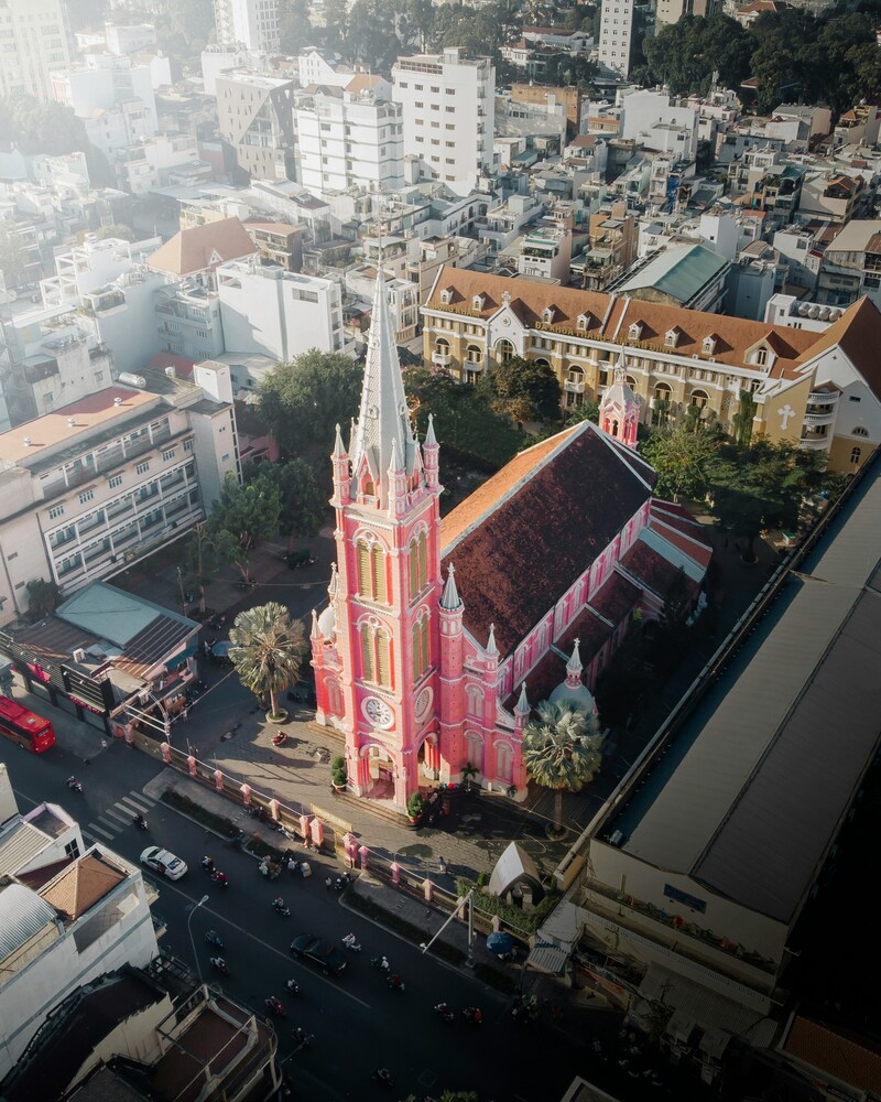 Nhà thờ hồng biểu tượng của khu phố đỉnh nhất thế giới Tân Định: Cất giữ ngôi mộ 143 năm, tồn tại bí ẩn 70 năm chưa lời giải đáp