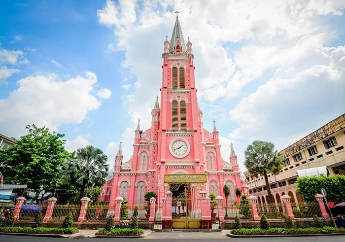Nhà thờ hồng biểu tượng của khu phố đỉnh nhất thế giới Tân Định: Cất giữ ngôi mộ 143 năm, tồn tại bí ẩn 70 năm chưa lời giải đáp