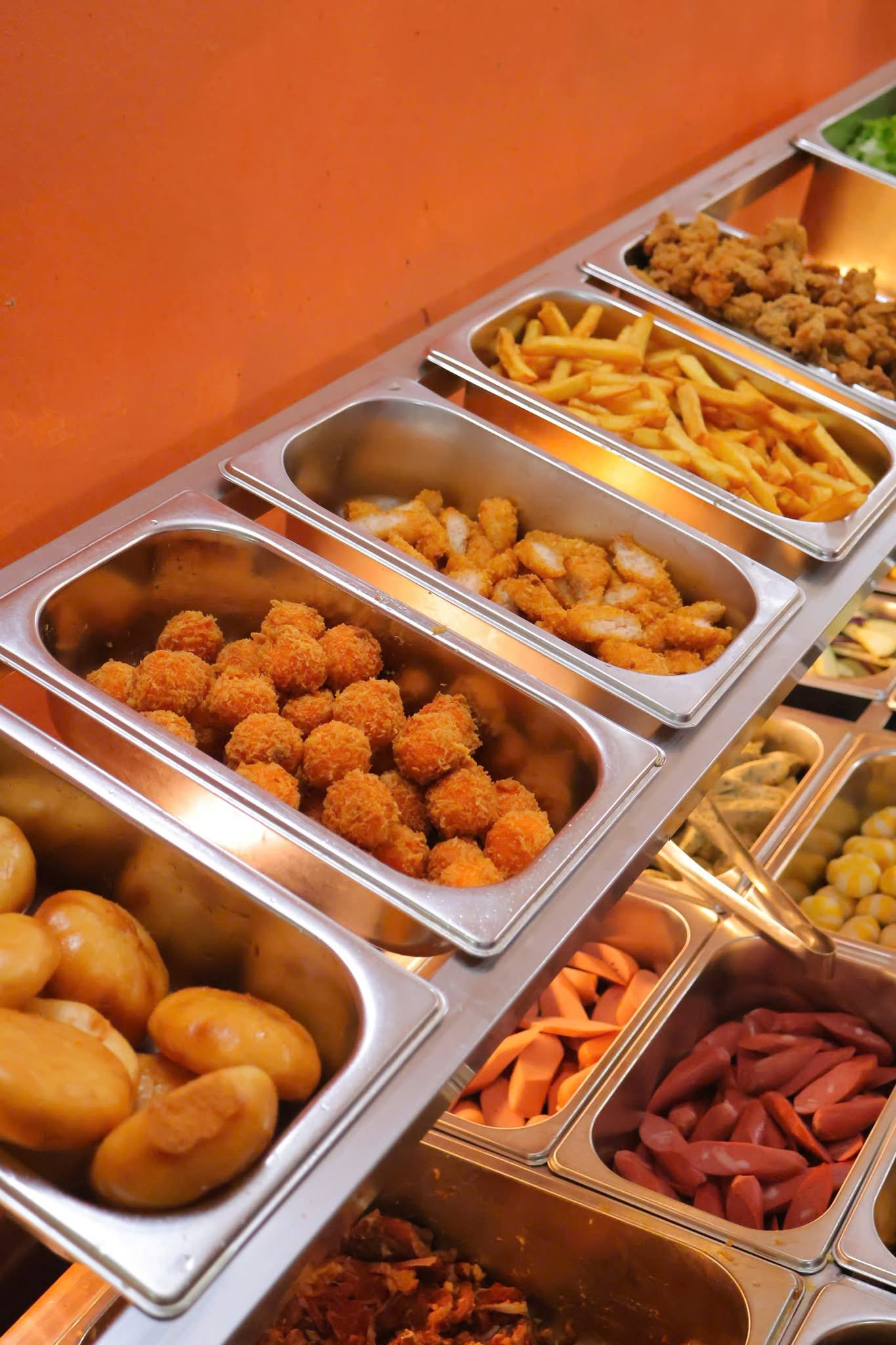 Nhịn đói cả ngày, vào quán chỉ gắp thịt bò và hải sản nhưng vì sao bạn không bao giờ lời khi ăn buffet?