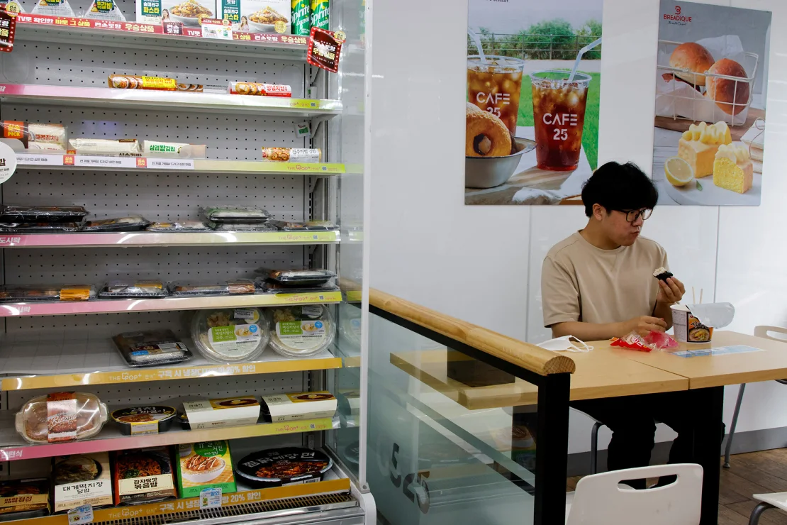 Ở Hàn Quốc, khu vực ngồi ăn cũng thường được bố trí gọn, thay vì chiếm một phần lớn mặt bằng như tại một số cửa hàng ở Việt Nam. Ảnh: VTV