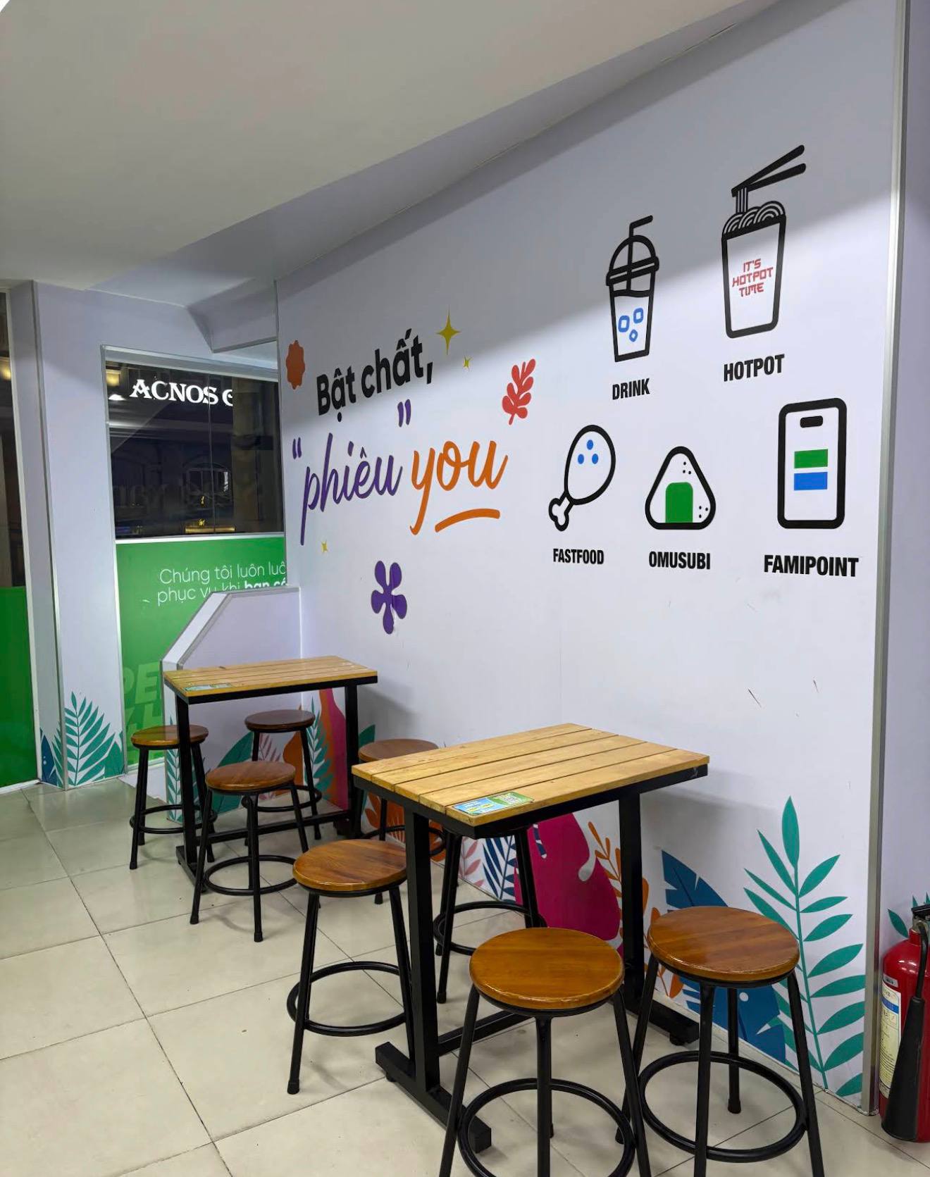  Bàn ghế, nước sôi và khu đồ ăn nóng thường được đặt cạnh nhau, tạo thành một cụm phục vụ tại chỗ giúp cửa hàng bán thêm những mặt hàng mà khách khó có thể dùng ngay nếu chỉ mua rồi mang đi. Ảnh: Jason B