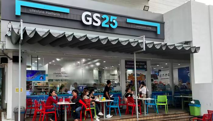 Tại một số cửa hàng GS25, khu vực bàn ghế được mở rộng để khách có thể ngồi lâu, học tập hoặc làm việc, qua đó tăng số lần quay lại quầy mua thêm trong cùng một lượt ghé cửa hàng. 