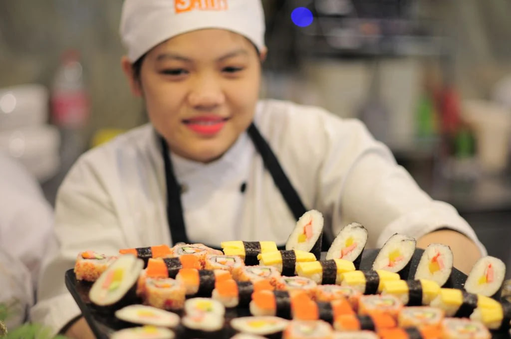 Nhịn đói cả ngày, vào quán chỉ gắp thịt bò và hải sản nhưng vì sao bạn không bao giờ lời khi ăn buffet?