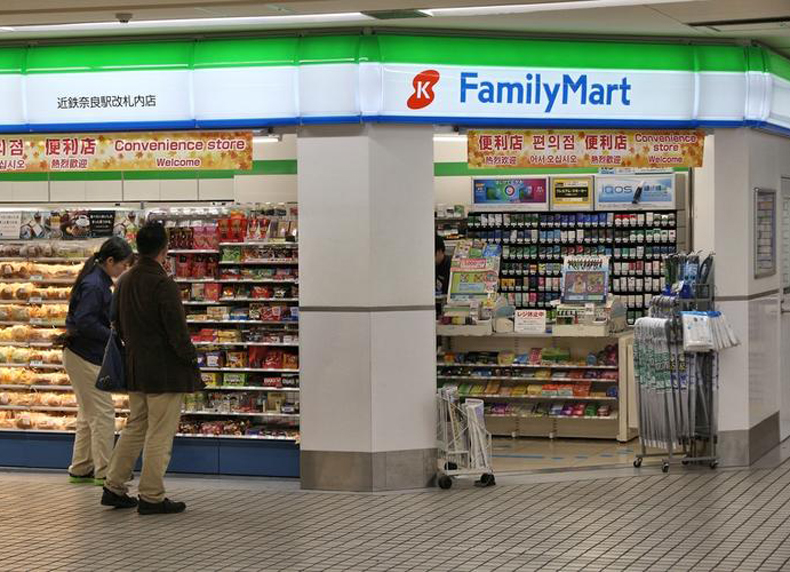 Tại Nhật Bản, nhiều cửa hàng tiện lợi như FamilyMart chủ yếu dành diện tích cho kệ hàng, trong khi khu vực ngồi lại được thu gọn ở mức tối thiểu. Ảnh: Mitaco