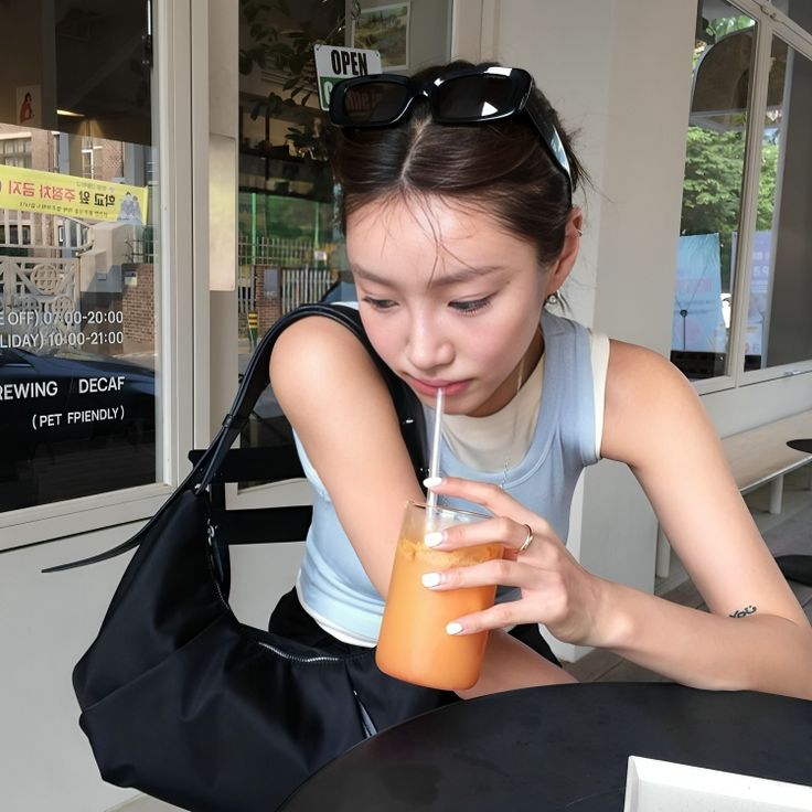 So với trái cây tươi, nước ép trái cây nhiều đường hơn và không nên uống quá nhiều (Ảnh minh họa)