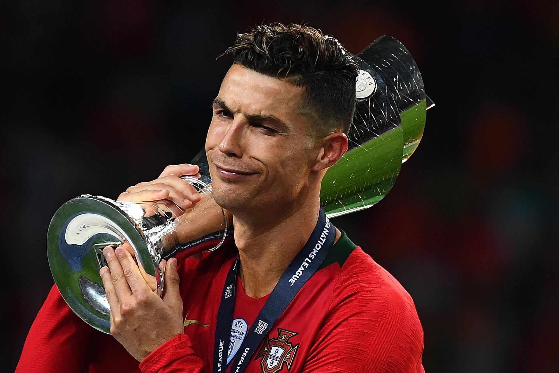 Ronaldo với đỉnh cao là vô địch Euro 2015 (Ảnh: Getty)