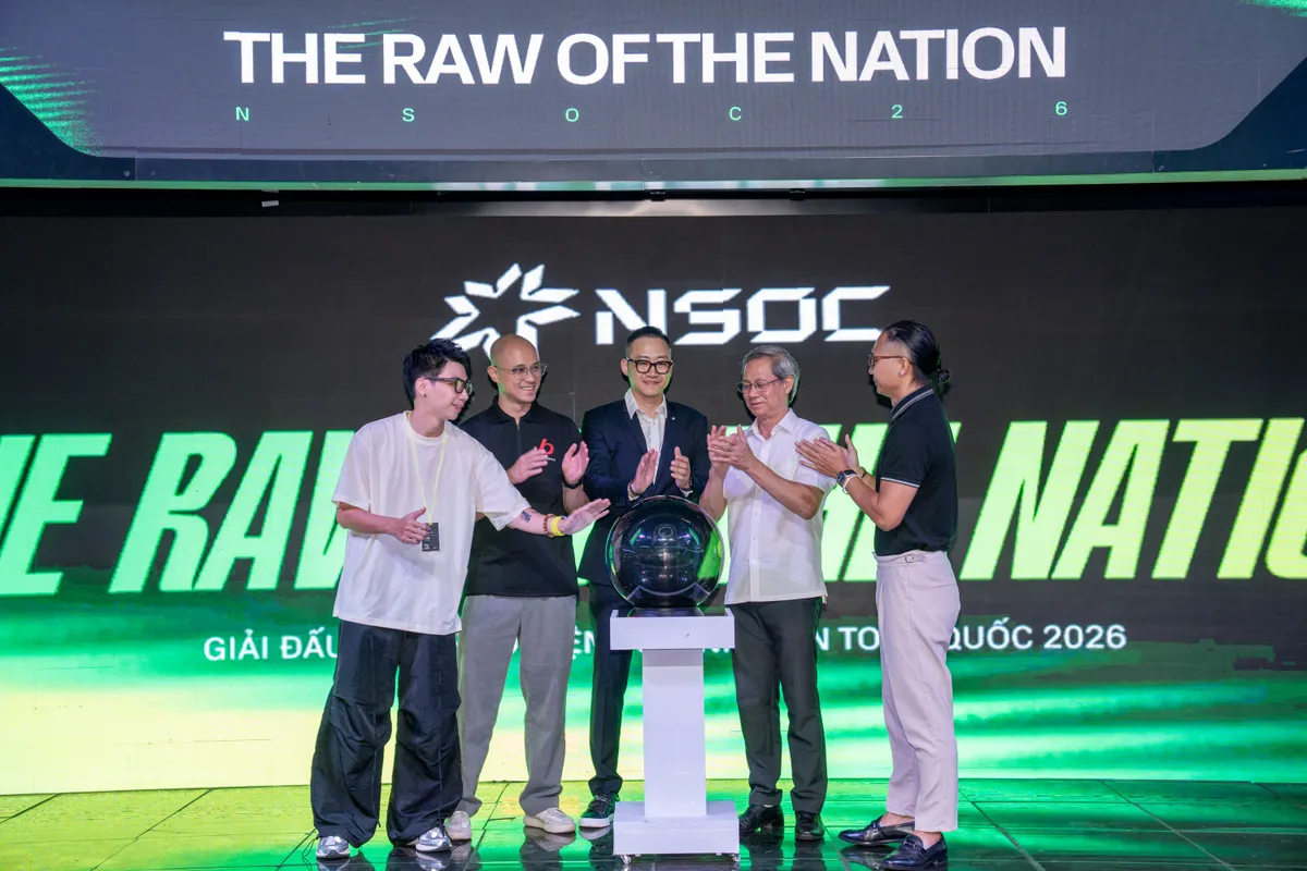 Đại diện Ban tổ chức thực hiện nghi thức kickoff NSOC 2026. Từ trái qua phải: ông Lê Anh Tùng (Giám đốc OEG Studio), ông Ngô Việt Hưng (Tổng giám đốc BEAT Network), ông Đỗ Bình Dương (Chủ tịch HĐQT OEG), ông Trần Văn Mạnh (Tổng Thư ký Ủy ban Olympic Việt Nam) và ông Bùi Anh Tuấn (Tổng giám đốc OEG)