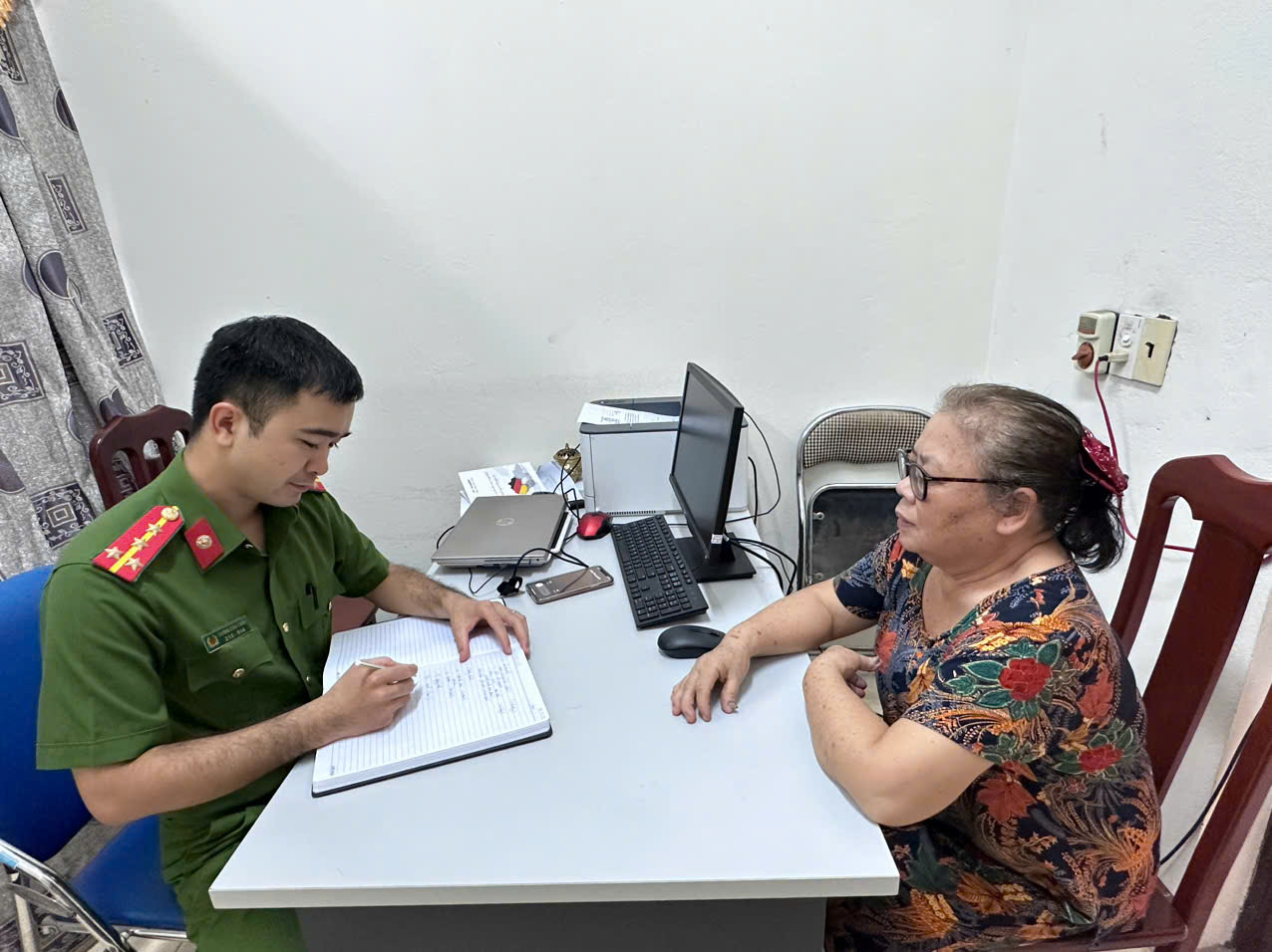 Bà N.T.N đến Công an phường Trần Hưng Đạo trình báo vụ việc