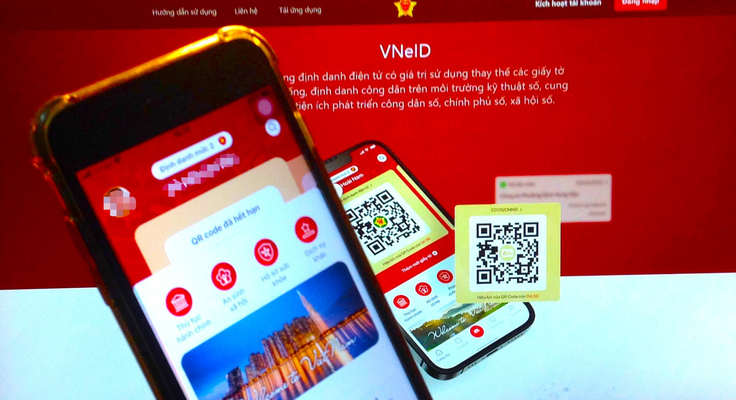 Người dân kiểm tra VNeID trước 28/2/2027 để được miễn, giảm phí khi đổi căn cước, hộ chiếu, bằng lái xe