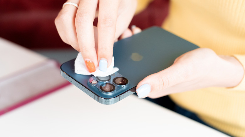 Tất cả người dùng iPhone nên biết rõ: Apple chỉ cách vệ sinh iPhone đúng chuẩn, nhiều người đang làm sai