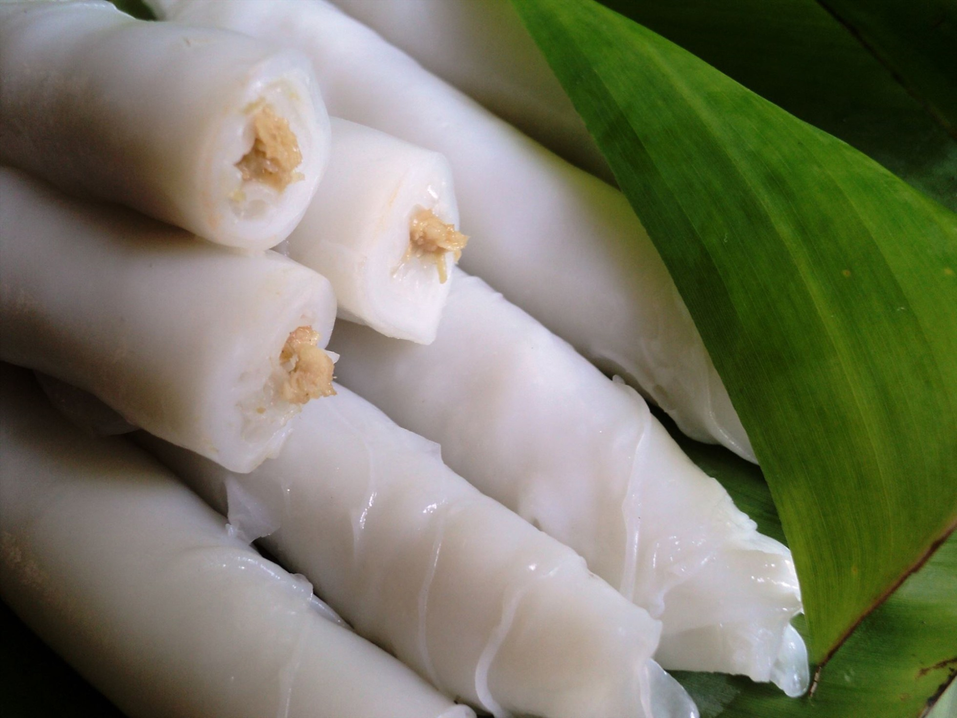 Việt Nam có loại bánh cuốn cầm tay không dính, lá dày gấp mấy lần kiểu Thanh Trì, chỉ nhà có điều kiện mới được ăn