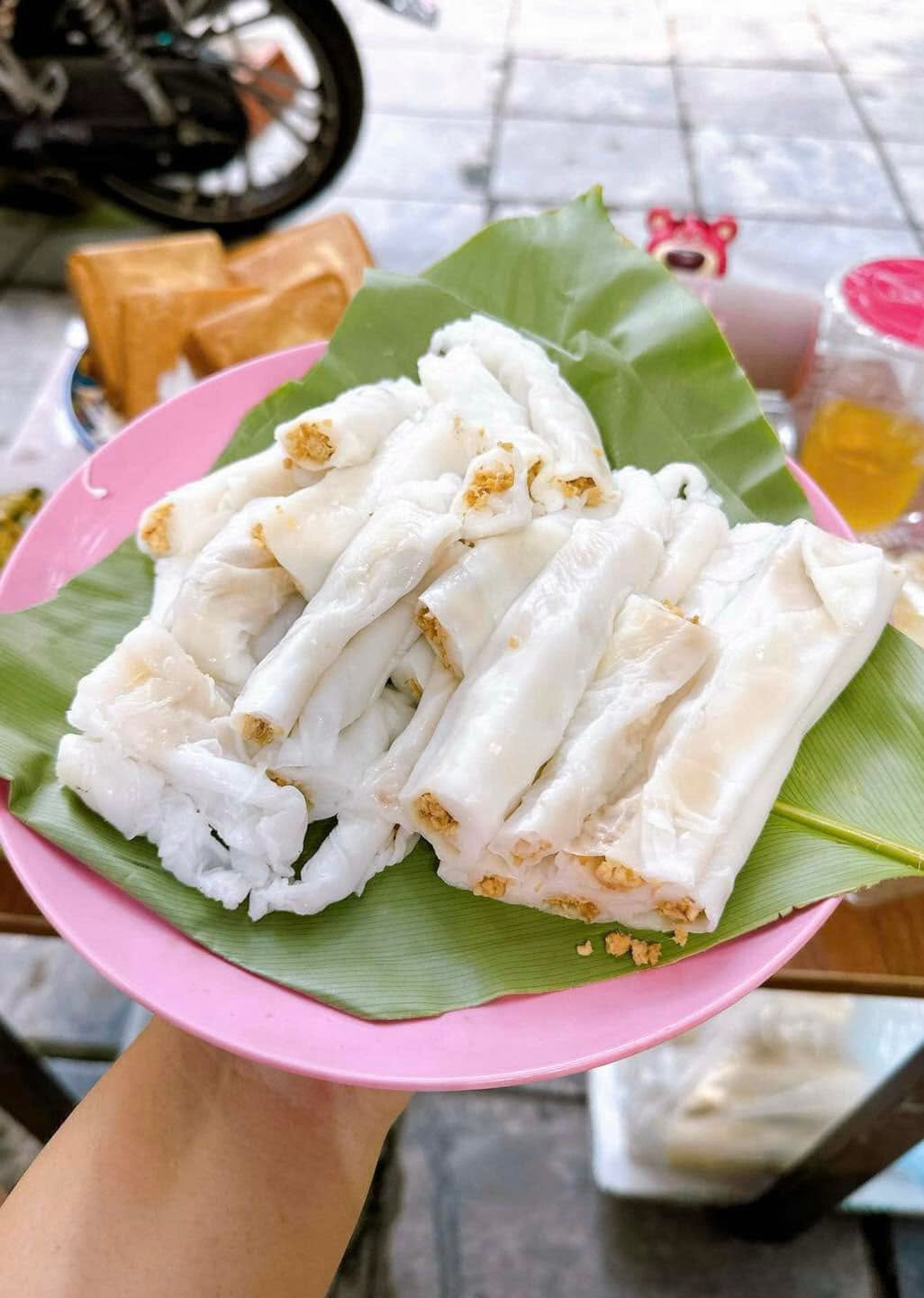 Việt Nam có loại bánh cuốn cầm tay không dính, lá dày gấp mấy lần kiểu Thanh Trì, chỉ nhà có điều kiện mới được ăn