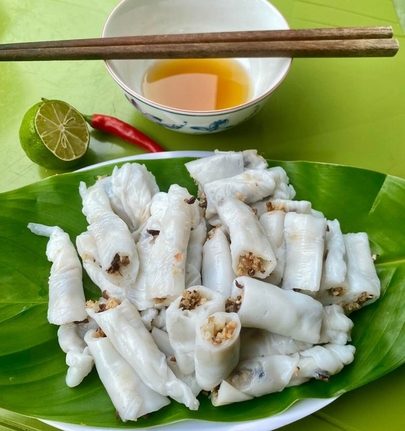 Việt Nam có loại bánh cuốn cầm tay không dính, lá dày gấp mấy lần kiểu Thanh Trì, chỉ nhà có điều kiện mới được ăn