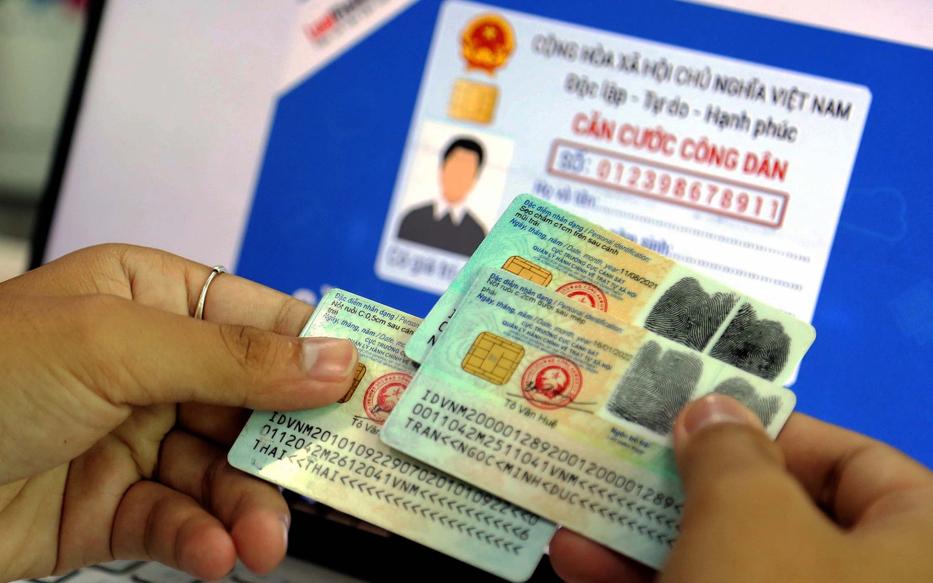 Công an cửa khẩu Nội Bài quan trọng: Người đi nước ngoài kiểm tra kỹ thông tin trên thẻ căn cước/ CCCD