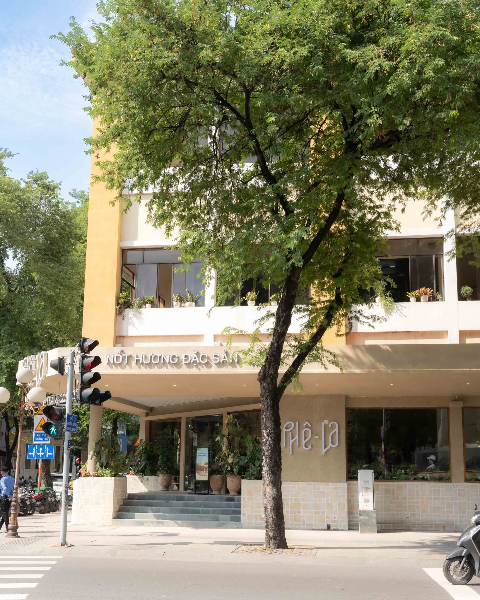 Khu phố ở TP.HCM lọt top 12 chất nhất thế giới: Vỏn vẹn 1,23 km² tận 24 quán cà phê, có ngôi chợ 400 gian hàng vừa tròn 100 tuổi