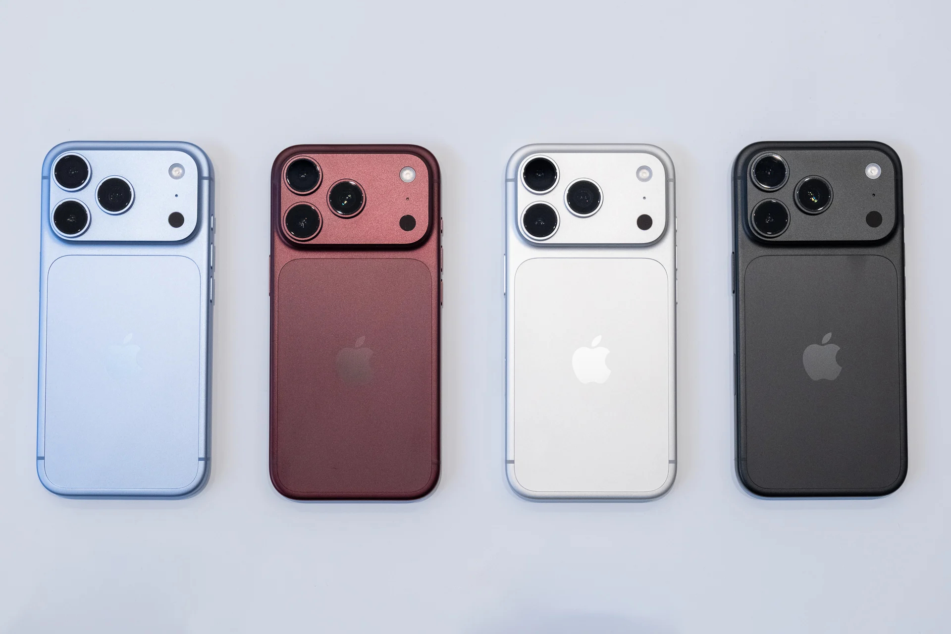So với các phiên bản iPhone 18 Pro Max, số lượng bán ra của iPhone 18 Pro ít hơn đáng kể
