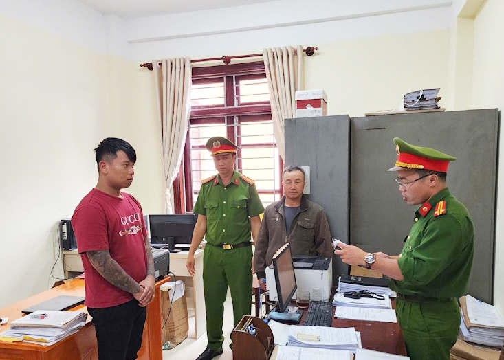  Cơ quan Cảnh sát điều tra thi hành Lệnh bắt bị can để tạm giam đối với Đ.A.K. (Ảnh: CA Lâm Đồng).