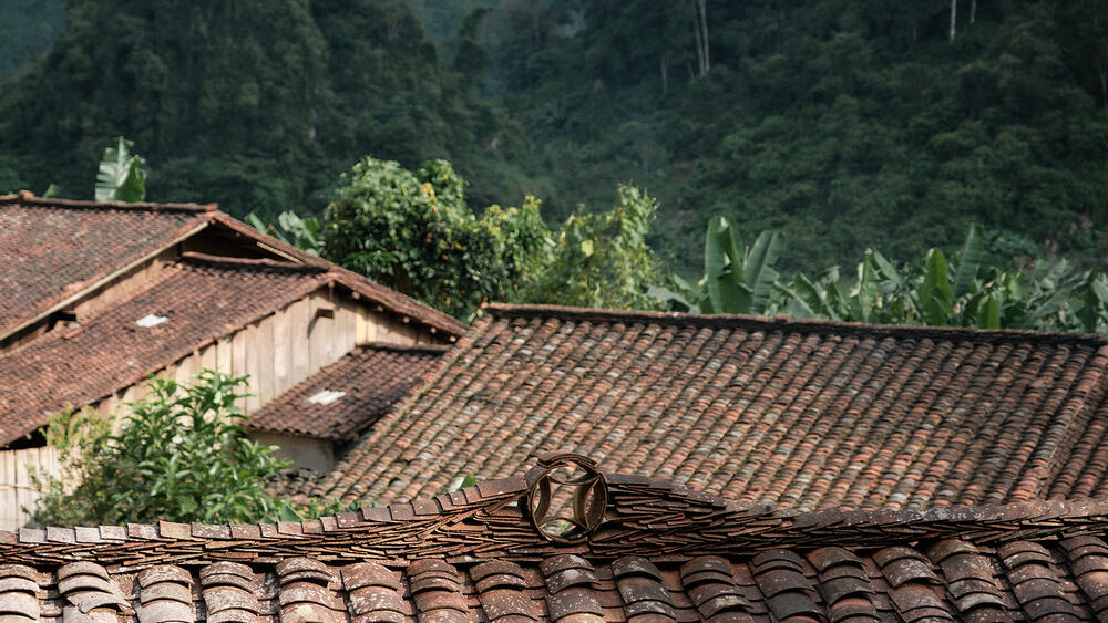 Phát hiện Quán nhà Haha ở nơi có 34 hộ dân, cao gần 1.000 m, giữ hàng trăm đàn ong tổ to bằng manh chiếu mà không lấy mật