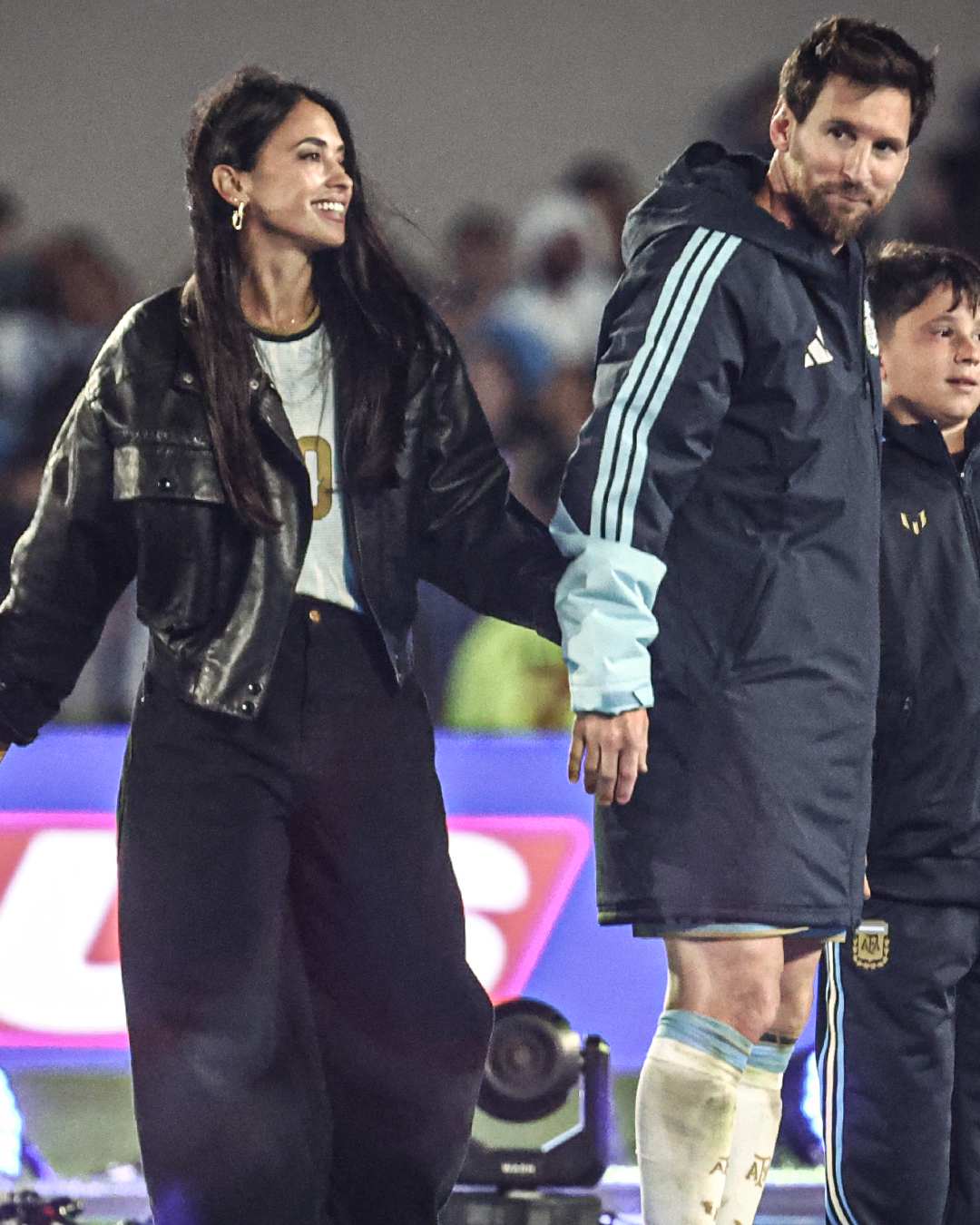 Messi nắm tay vợ trong ngày chia tay tuyển Argentina (Ảnh: ESPN)