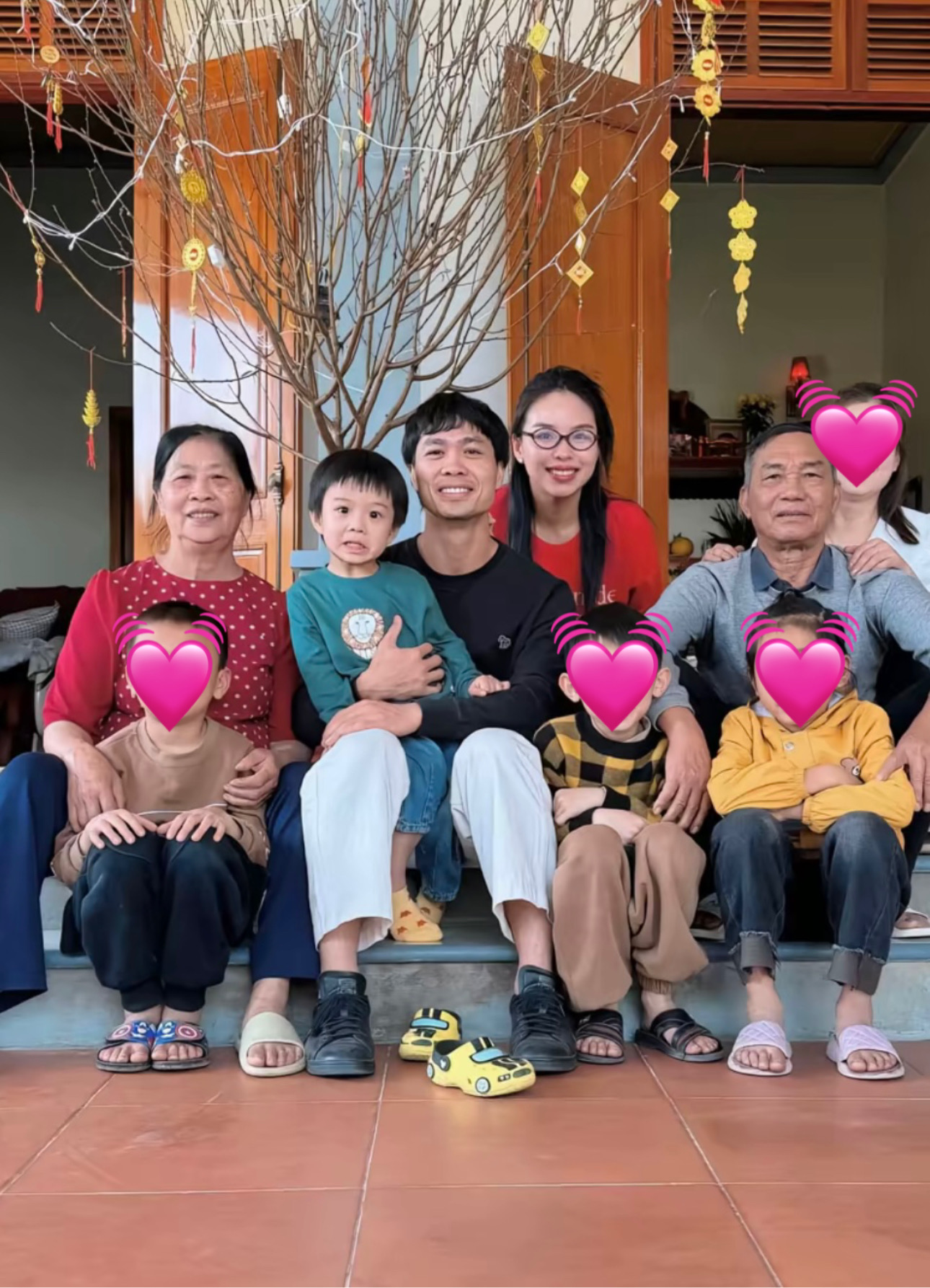 Gia đình Công Phượng (Ảnh: FBNV)