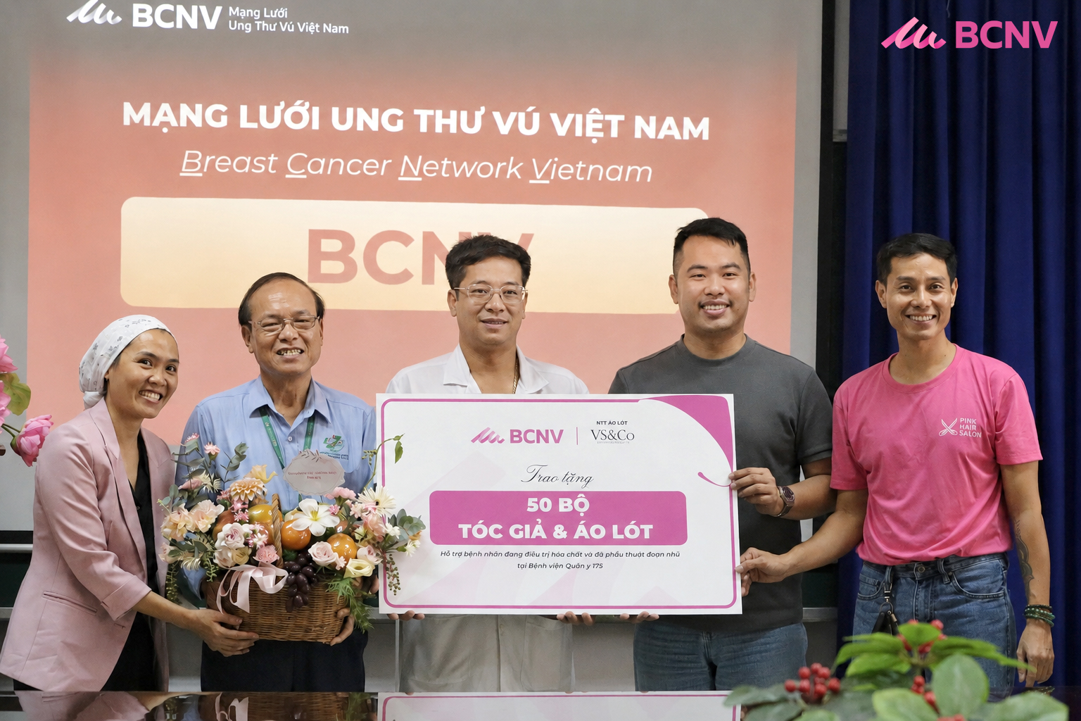 Vì sao tháng 10 này, ly cappuccino ở 4 khách sạn Việt Nam bỗng chuyển sang màu hồng?
