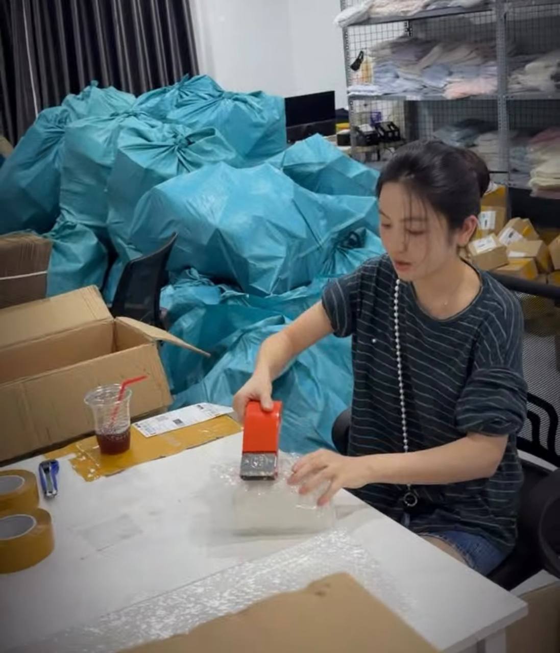 Chu Thanh Huyền chăm chỉ ngồi đóng hàng cho khách (Ảnh: IGNV)