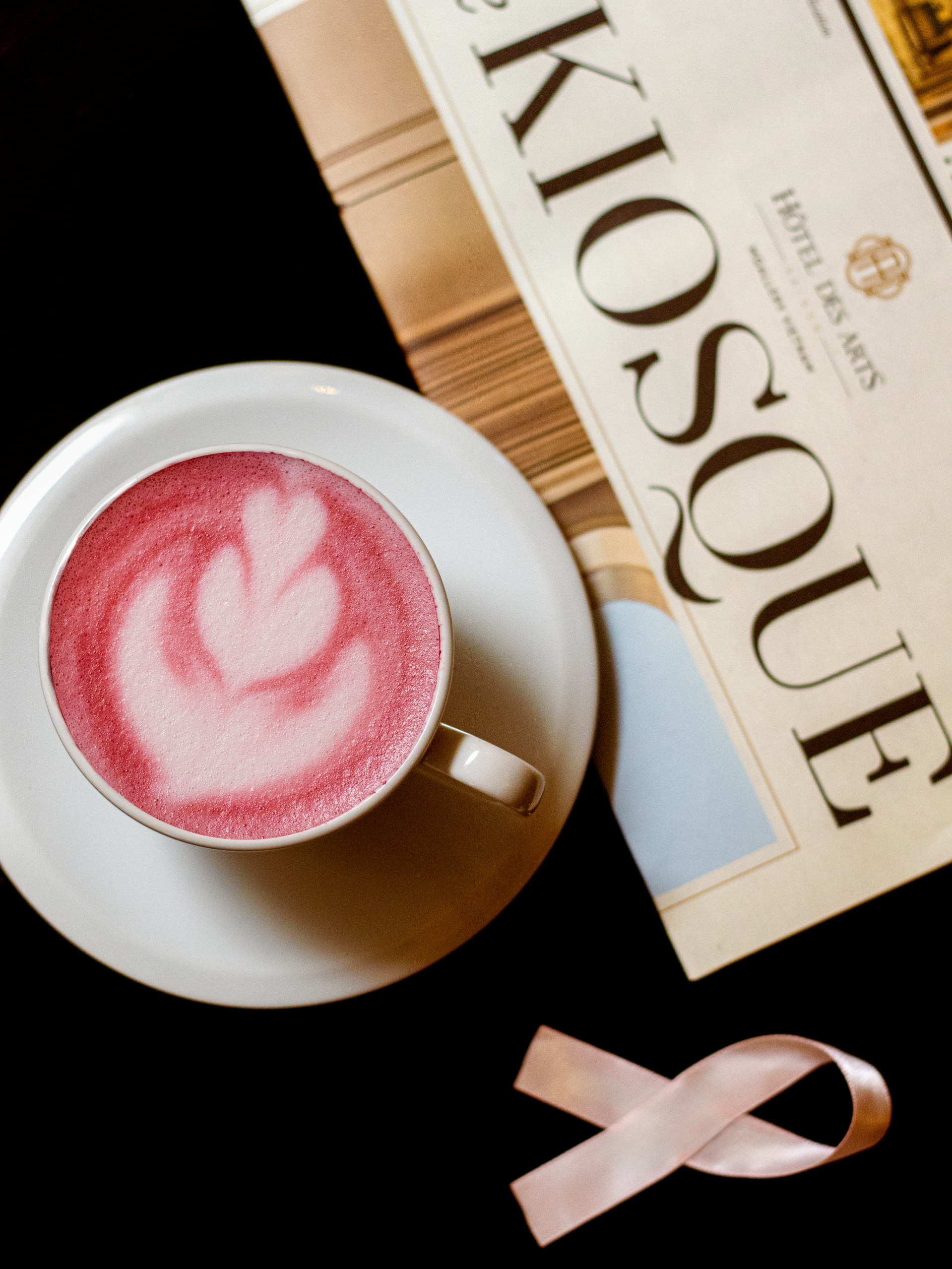 Vì sao tháng 10 này, ly cappuccino ở 4 khách sạn Việt Nam bỗng chuyển sang màu hồng?