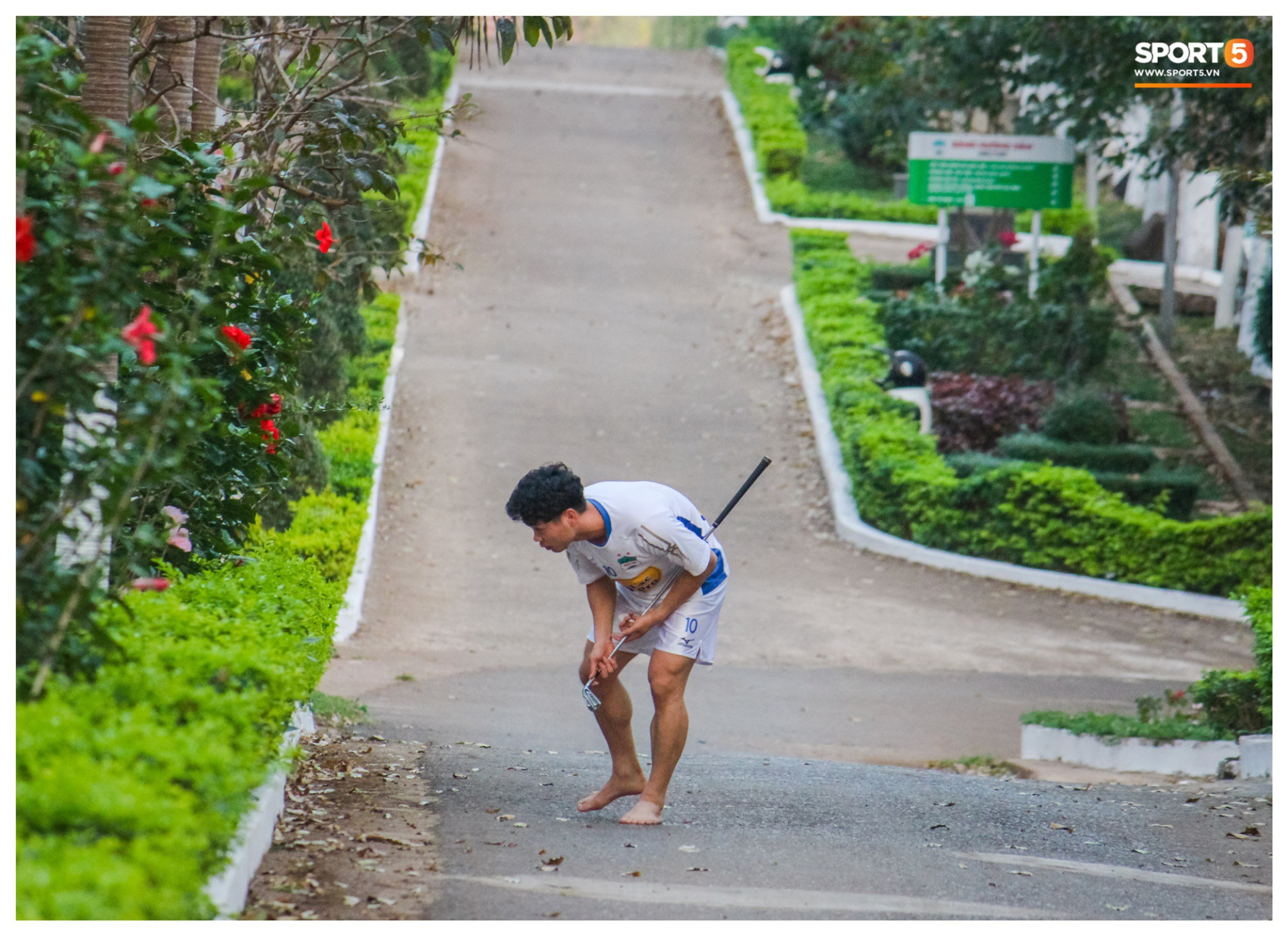 Gallery - Công Phượng chơi golf ngoài vườn - image 5