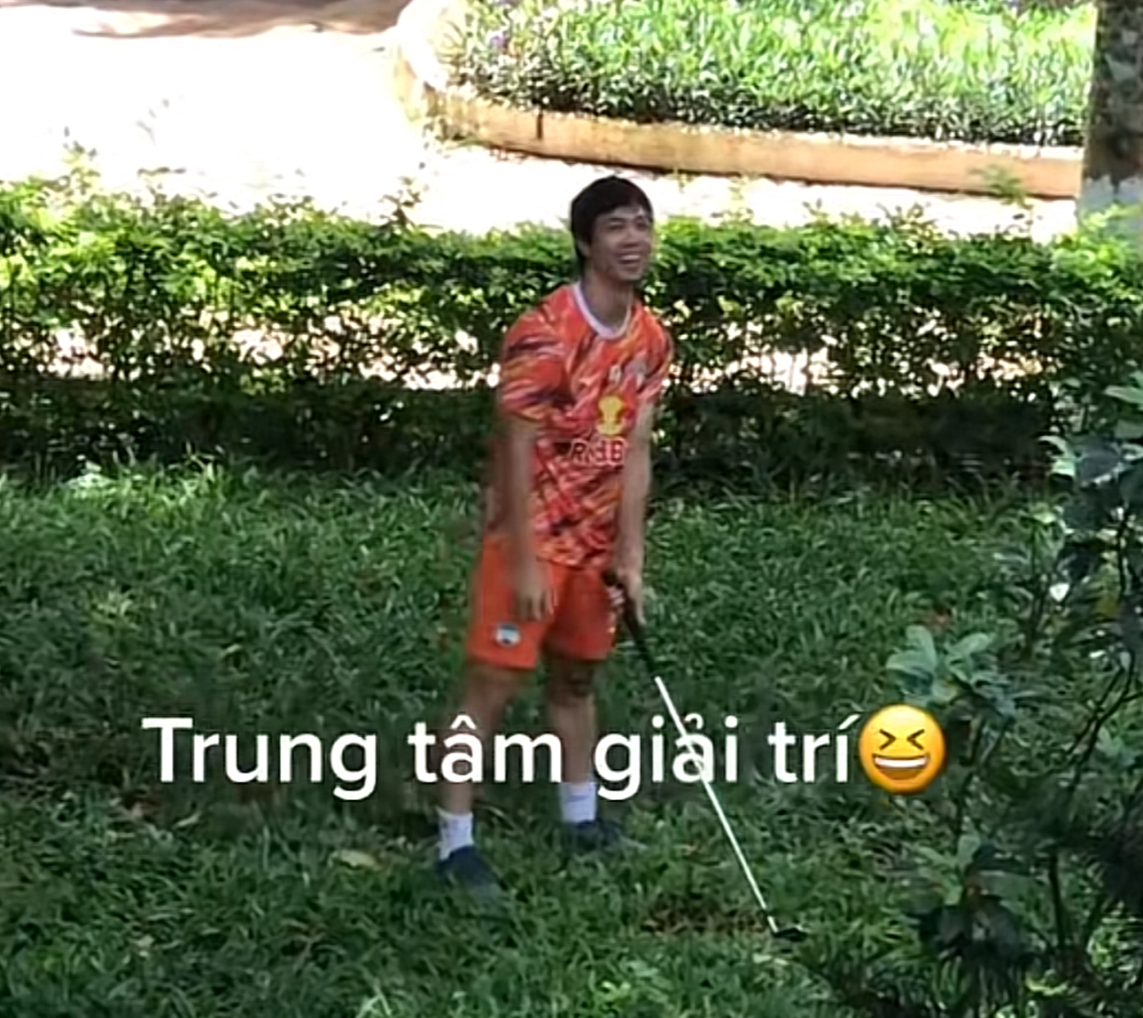 Gallery - Công Phượng chơi golf ngoài vườn - image 4