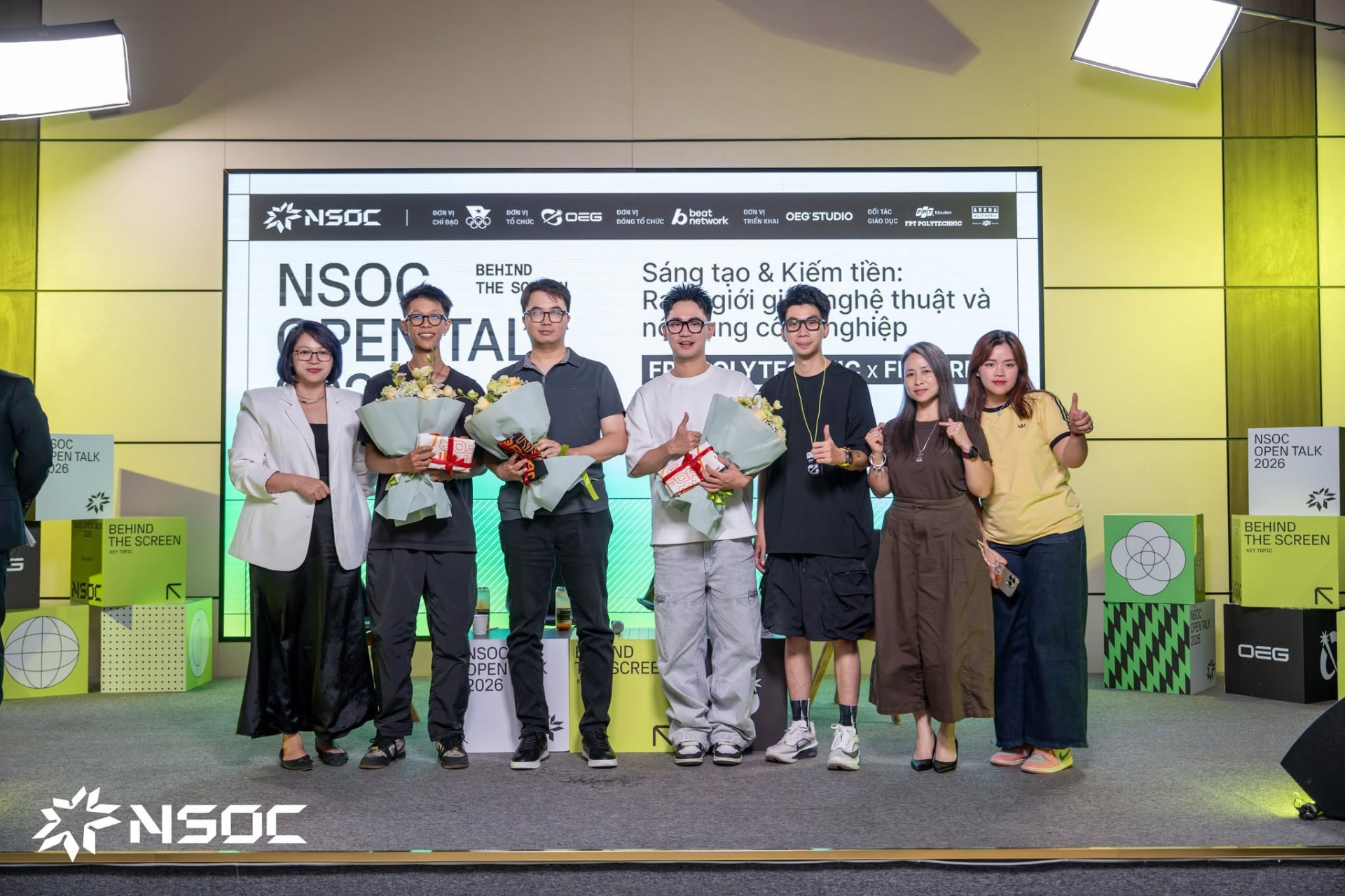 Các diễn giả Ếch Ộp, Trần Tuấn Dũng, Trần Bơm chụp ảnh lưu niệm cùng các thầy cô giáo trường Cao đẳng FPT Polytechnic và FPT Arena.