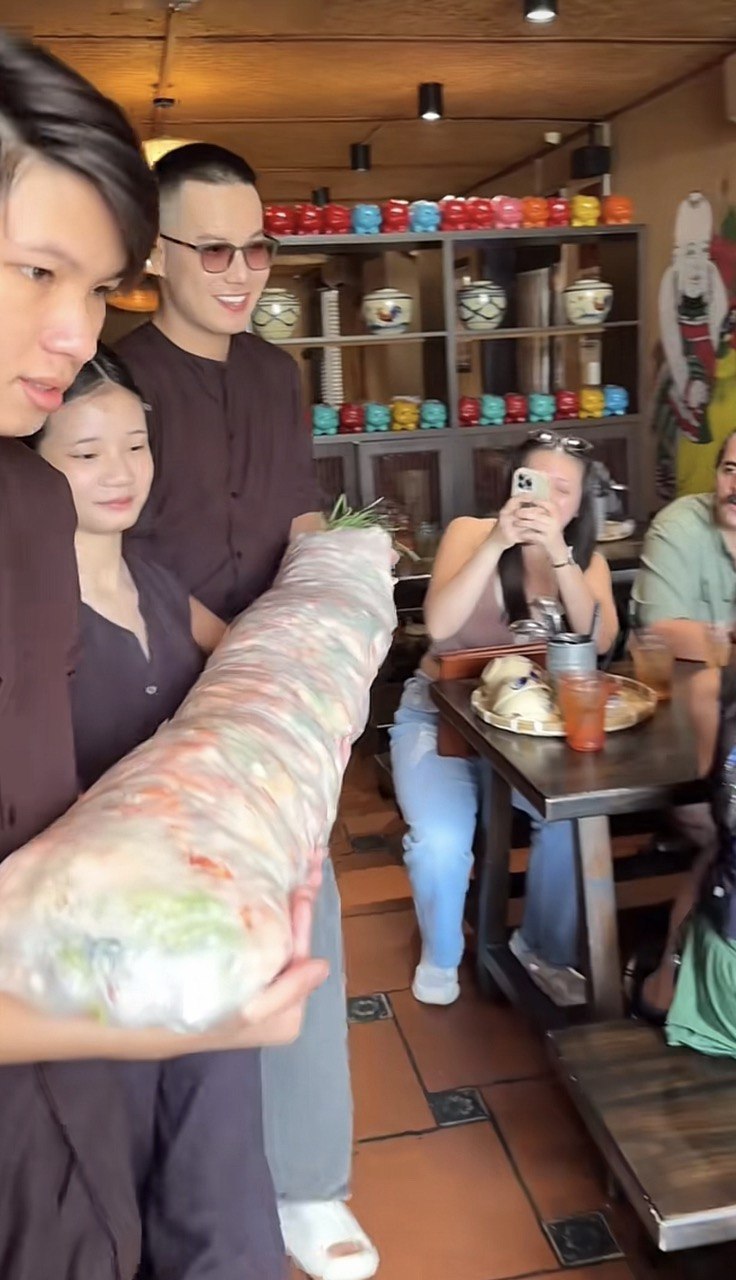 Cơm quê Dượng Bầu lên tiếng về thử thách gỏi cuốn 10kg: “Người đăng ký quá đông nên quán ưu tiên KOL, được lập đội tối đa 4 người”