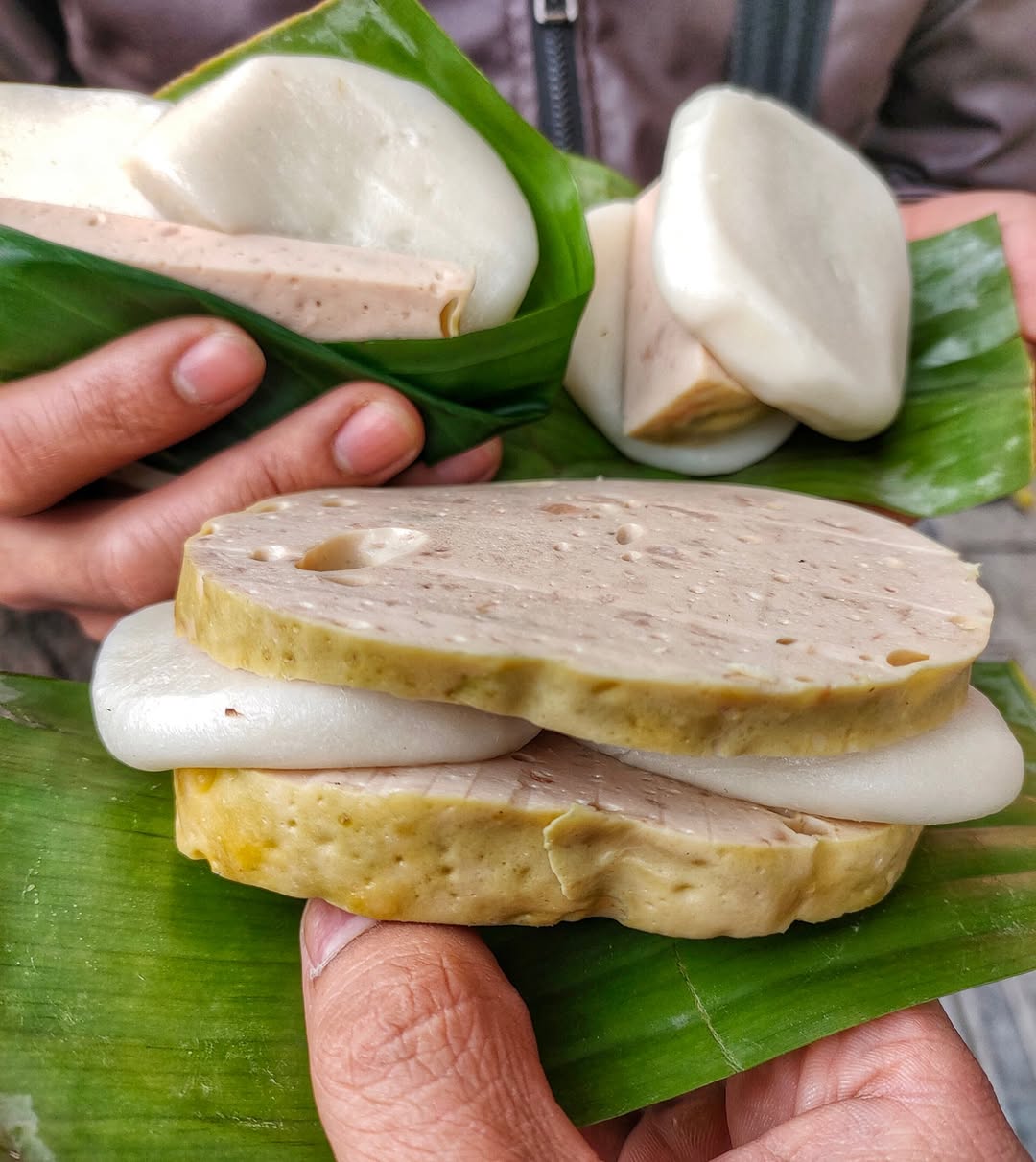“Con cháu vua Hùng phải ăn bánh dày kẹp chả cỡ này”: Món quà sáng bình dân bỗng được săn lùng nhờ cục chả to như viên gạch