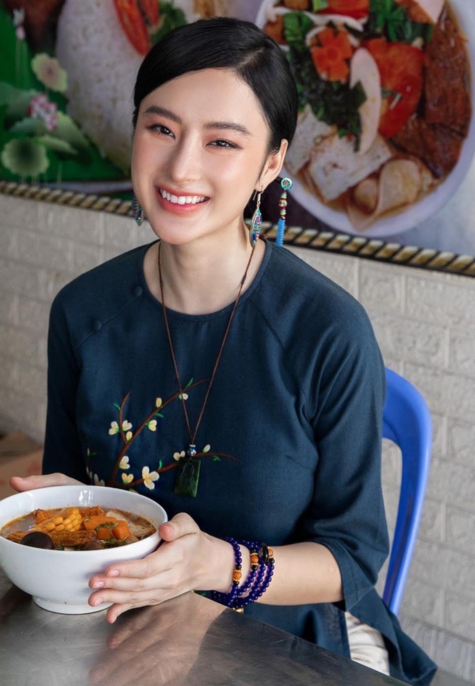 Sau những ồn ào, Angela Phương Trinh từng phải ở ẩn, dành thời gian tu tập
