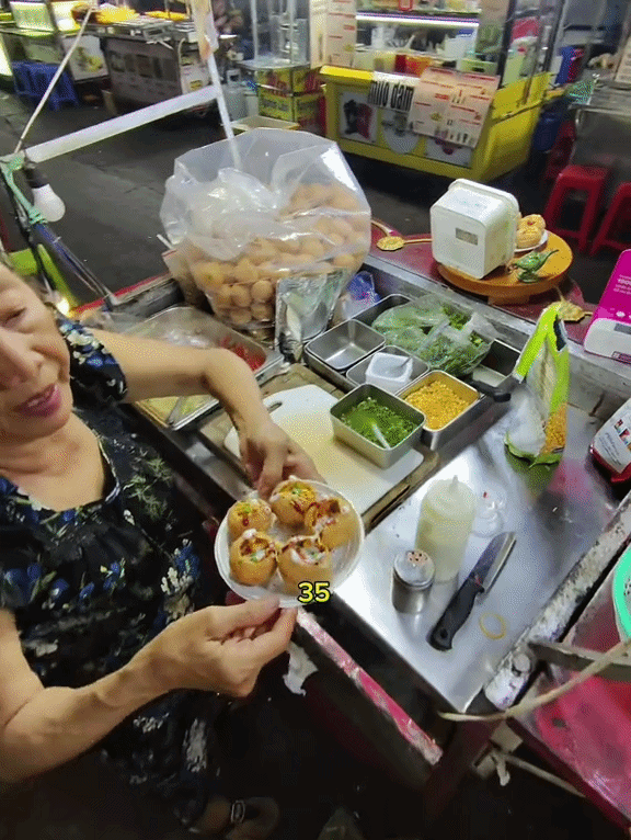 “Đừng ăn, đừng ăn!”: Khách Tây xịt nước rửa chén lên bánh vì tưởng là nước chanh khiến chủ quán lẫn chị bán vé số cuống cuồng ngăn cản