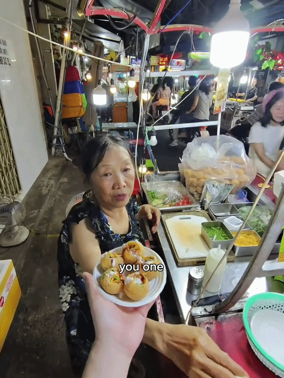 “Đừng ăn, đừng ăn!”: Khách Tây xịt nước rửa chén lên bánh vì tưởng là nước chanh khiến chủ quán lẫn chị bán vé số cuống cuồng ngăn cản