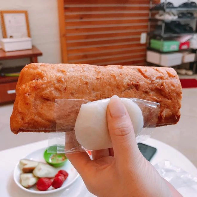 “Con cháu vua Hùng phải ăn bánh dày kẹp chả cỡ này”: Món quà sáng bình dân bỗng được săn lùng nhờ cục chả to như viên gạch
