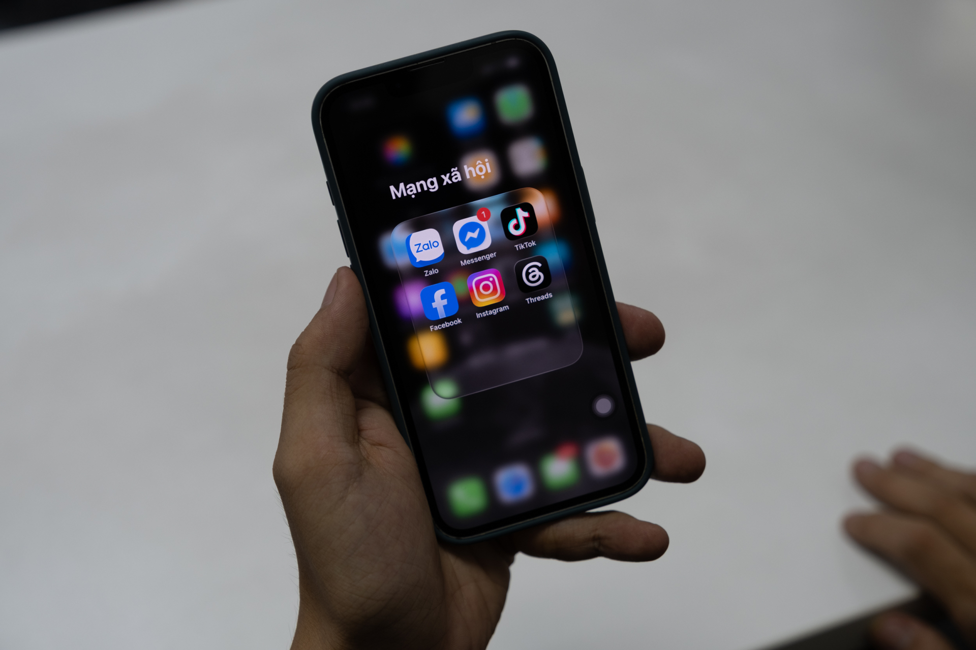 Người dân cần cảnh giác với các chiêu trò lừa đảo trên MXH như Zalo, TikTok, Facebook (Ảnh: Khả Văn)