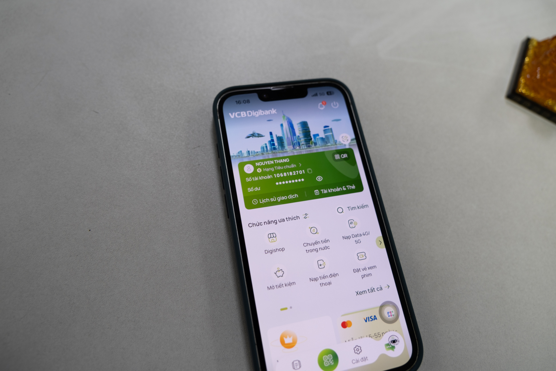 Người dùng Vietcombank có thể quét mã QR thanh toán, tiền trừ thẳng tài khoản VNĐ khi đi du lịch tại nhiều quốc gia như Trung Quốc, Hàn Quốc, Singapore, Malaysia, Nhật Bản, Hồng Kông (Trung Quốc)... (Ảnh: Khả Văn)