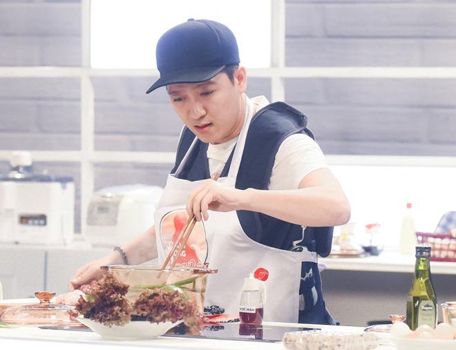 Trường Giang từng chia sẻ do cuộc sống khó khăn từ nhỏ nên tự lập sớm, biết nấu ăn cho gia đình