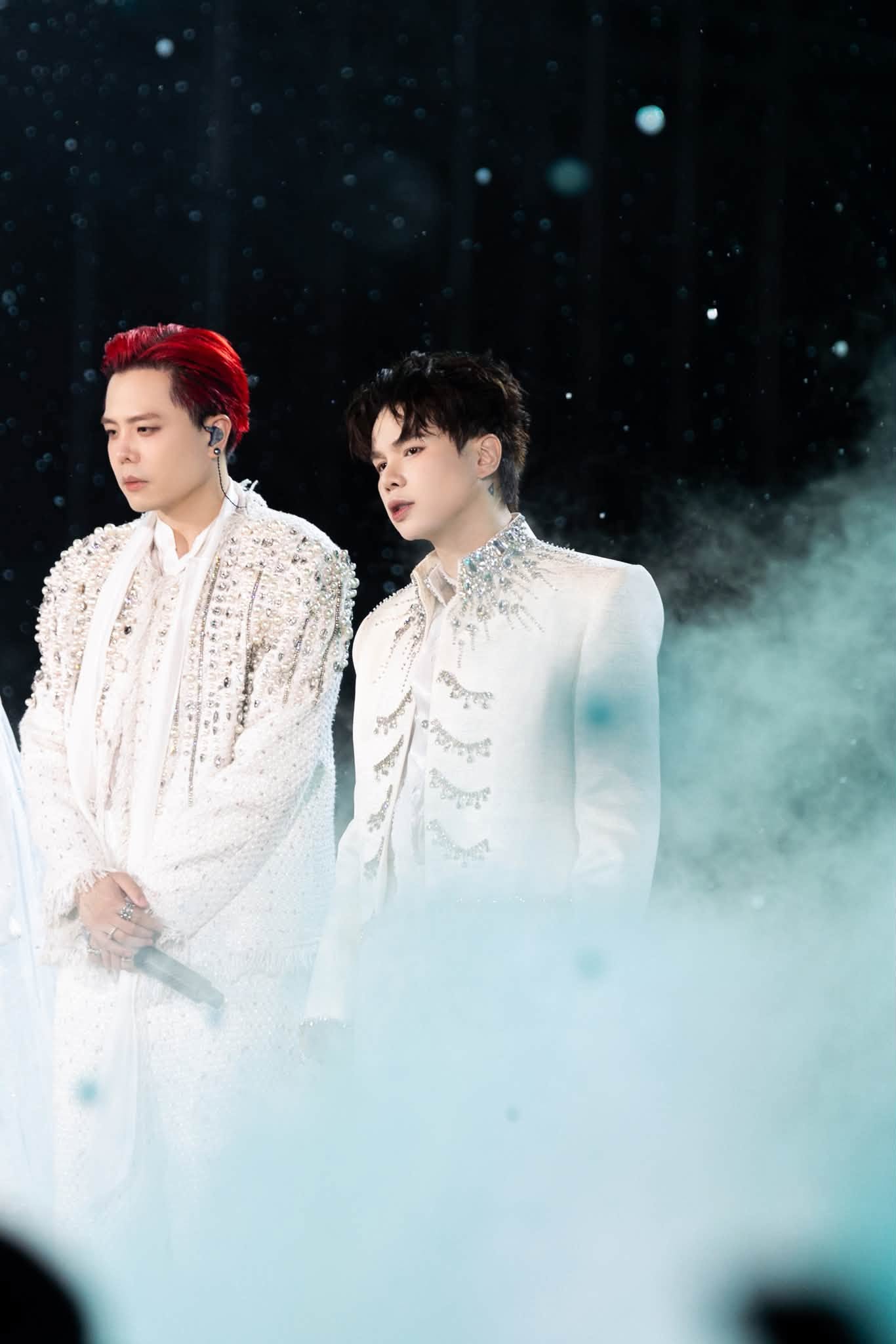 Sau concert, Hoàng Tôn còn đăng khoảnh khắc chung giữa cả hai trên sân khấu, qua đó cho thấy mối quan hệ của 2 Anh Tài vốn rất tốt đẹp